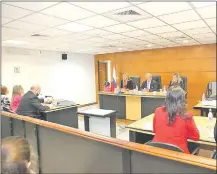  ??  ?? El tribunal de sentencia y las partes en el juicio oral y público a Gladys Cardozo y Aníbal María Benítez.