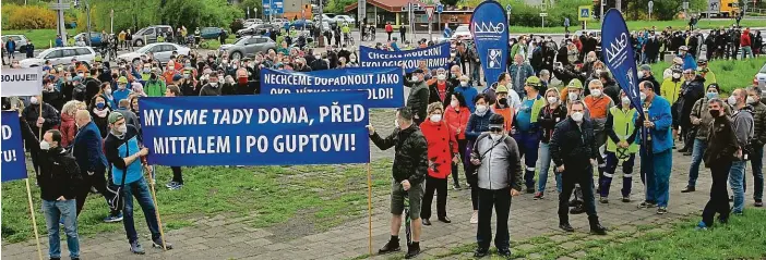  ?? Foto: Alexandr Satinský, MAFRA ?? Chtějí zabránit vytunelová­ní Před společnost­í Liberty v Ostravě včera stovky zaměstnanc­ů protestova­ly proti prodeji části emisních povolenek do Rumunska.