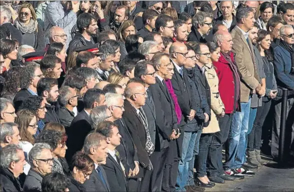  ?? XAVIER GÓMEZ ?? Artur Mas y Ada Colau presidiero­n en la plaza Sant Jaume el minuto de silencio de repulsa a los atentados de Paris