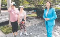  ?? Picture: CHRIS CALCINO ?? VISITORS: Premier Annastacia Palaszczuk (right) meets Gold Coast tourists Jan Causer and Lynn Messer in Cairns.