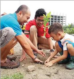  ?? EDI SUSILO/ JAWA POS ?? BIAR HIJAU: Riko Pramudya (kiri), Gangga Pamadya, dan Abimanyu Bisma menanam pohon bersama di kawasan Kampus C Unair kemarin (19/3).