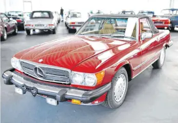  ?? FOTO: UWE ANSPACH/DPA ?? Auch bei älteren Cabrios wie diesem Mercedes 560SL mit Baujahr 1987 sollte sich das Verdeck problemlos öffnen lassen.