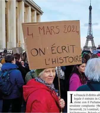  ?? ?? PARIGI FESTEGGIA
Sul cartello, in Place du Trocadero, è scritto: «4 marzo, si scrive la storia» per celebrare l’ingresso del diritto all’aborto legale in Costituzio­ne. In Francia la legge risale al 1975, in Italia al 1978.