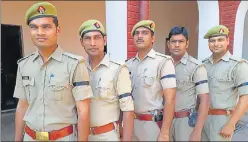  ?? HT PHOTO ?? ▪ Policemen in Lucknow sporting black armbands in Prashant Chaudhary’s support.