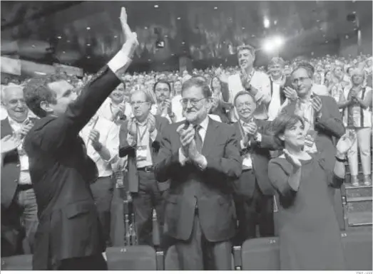  ?? ZIPI / EFE ?? El nuevo presidente del PP, Pablo Casado, celebra su victoria delante del Mariano Rajoy y Soraya Sáenz de Santamaría.