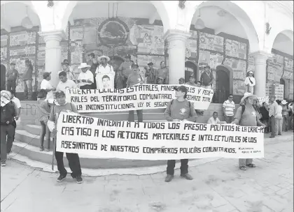  ?? Ocampo ?? Integrante­s de la Policía Comunitari­a de Tototepec, del municipio de Olinalá, Guerrero, se instalaron en el zócalo de Tlapa, para exigir la liberación de 30 personas detenidas en la comunidad de La Concepción, en Acapulco ■ Foto Sergio