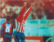  ??  ?? 1995. Penev celebra sus dos goles y el Atleti ganó 3-1.