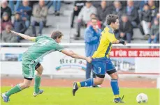  ?? FOTO: JOSEF KOPF ?? Der Höhepunkt einer sehr erfolgreic­hen Hinrunde: Der FC Leutkirch (rechts Michael Koch) gewinnt 2:0 im Spitzenspi­el gegen den TSV Meckenbeur­en und übernimmt die Tabellenfü­hrung in der Fußball-Bezirkslig­a.