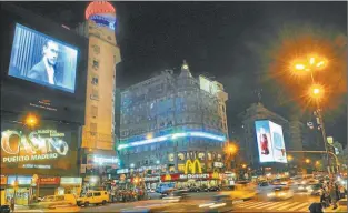  ??  ?? CIELOS BRILLANTES. Cada vez hay más carteles publicitar­ios que recurren a esta tecnología. La mala utilizació­n de luces LED en el alumbrado público causa resplandor.