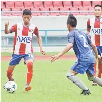  ??  ?? LEPAS: Penyerang AXIS FC, Zulikhsan Salleh (kiri) cuba melepasi pertahanan Tanjung Datu Lundu pada perlawanan suku akhir Piala Abang Johari 2018 di Stadium Sarawak, Petra Jaya semalam.