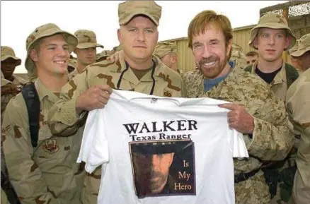  ?? MIKE THEILER / REUTERS ?? El actor Chuck Norris (con barba) se ha sumado a la campaña sobre una presunta invasión de Texas