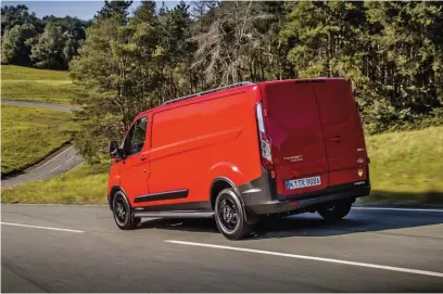  ??  ?? Sur route, le 2.0 turbo diesel (130 ou 170 ch) se révèle très agréable. L’intérieur reste néanmoins assez utilitaire.