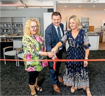  ?? SIMON O’CONNOR/STUFF ?? Summerset Retirement Village Bell Block staff Andrea Connor (left) and Lynette Howe (right) help officially open the new recreation centre with New Plymouth Mayor Neil Holdom.