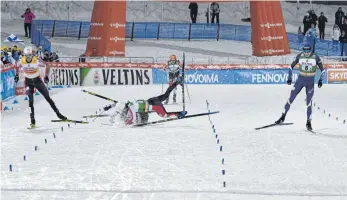  ??  ?? Die letzten Momente im Teamsprint der Nordischen Kombiniere­r: Joergen Grabaak (links) und Eero Hirvonen (rechts) fahren der Ziellinie entgegen, während Akito Watabe und Magnus Krog stürzen.