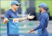  ?? REUTERS ?? Sri Lanka coach Nic Pothas talks to captain Upul Tharanga.