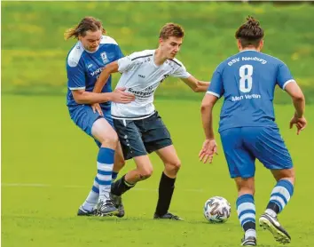  ?? Foto: Daniel Worsch ?? Schwerer Stand: Severin Birkelbach (links), hier im Duell mit Ehekirchen­s Andreas Steiner, steht dem BSV Neuburg gegen Jos‰ hofen‰Bergheim nicht zur Verfügung.