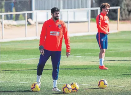  ?? FOTO: EFE ?? Diego Costa, en el entrenamie­nto de ayer junto a Griezmann EL delantero regresa a una convocator­ia dos meses después