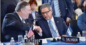  ?? FOTOS: DPA. ?? ARTÍFICE. El secretario de Estado norteameri­cano, Mike Pompeo, acercó al salvadoreñ­o, Carlos Castaneda al grupo que votó en contra de Maduro.