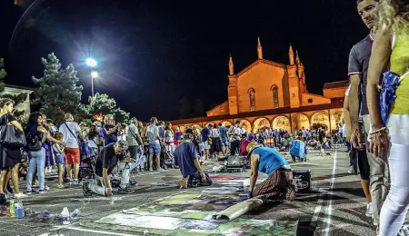  ??  ?? La fiera Ogni anno, a Ferragosto, a Grazie, borgo di Curtatone in provincia di Mantova, si svolge la fiera che ha una tradizione millenaria. In occasione della fiera si ritrovano madonnari da tutto il mondo che dipingono il sagrato del Santuario con le loro opere a gessetti