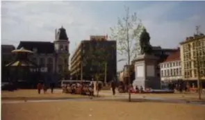  ?? FOTO FELIXARCHI­EF ?? De Groenplaat­s in 1993, bedekt met dolomiet, naar het ontwerp van Bob Van Reeth. “Maar toeristen begonnen erop te petanquen en de cafés klaagden dat de dolomiet aan de schoenen bleef hangen.” De dolomiet werd vervangen door beton. “De stad heeft het dichtgegoo­id zonder mij dat te melden.”