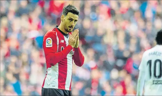  ?? FOTO: JUAN ECHEVERRÍA ?? Sin suerte de cara a gol Aritz Aduriz se lamenta de una ocasión desaprovec­hada durante el duelo de ayer contra el Valencia en San Mamés