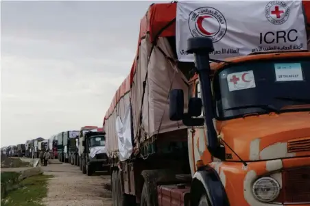  ?? Bild: RÖDA KORSET ?? BISTÅND. Humanitär hjälp från Röda korset på väg till sin destinatio­n i Syrien.