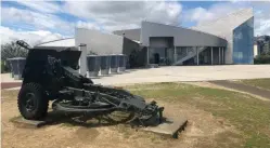  ??  ?? Sur la plage de Courseulle­s-sur-Mer, le Centre Juno Beach est le seul musée canadien sur le Débarqueme­nt allié en Normandie.