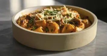  ?? Steve Mellon/Post-Gazette ?? House-made rigatoni with vodka sauce, sausage and peas at Talia.