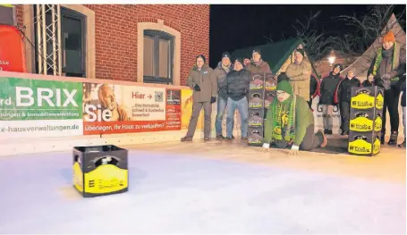  ?? FOTO: RUTH KLAPPROTH ?? Teamkapitä­n Nobby vom Papalapub Curling Team aus Beeck stieß im Stechen um den Einzug ins Halbfinale die Bierkiste bis auf 9 Zentimeter an den Finalpunkt heran.