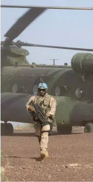  ??  ?? Canadian infantry and medical personnel disembark a Chinook helicopter as they take part in a medical-evacuation demonstrat­ion on the United Nations base in Gao, December 22, 2018.