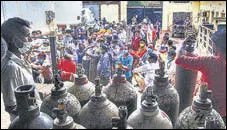  ?? PTI ?? Covid patients’ kin crowd an oxygen refilling centre, in Kanpur.