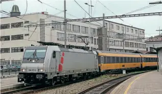  ?? KEITH FENDER ?? Regiojet has hired both Traxx and Vectron locos from leasing companies this year and appears set to continue doing that next year as it runs more trains. Akiem-owned Traxx No. 186 357-0 departs Brno hl.n on October 6, 2021 with the 10.49 Praha hl.n – Bratislava hl.st service.