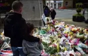  ??  ?? Des hommages ont à nouveau été rendus hier dans de nombreuses villes, à commencer par Birstall (ci-dessus).