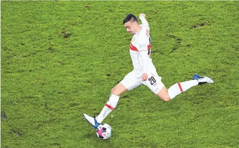  ?? FOTO: REVIERFOTO/IMAGO IMAGES ?? Muss bisher weder Kartoffeln noch Kartoffelg­räben ausweichen: VFB Stuttgarts Philipp Förster auf dem Rasen der heimischen Arena.