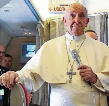  ?? Foto: Alessandro Bianchi, dpa ?? Auf dem Flug von Rom nach Santiago de Chile: Papst Franziskus unterhielt sich gestern an Bord des Flugzeugs mit Journalist­en. Und er warnte vor einem Atomkrieg. „Ich habe wirklich Angst“, sagte das Kirchenobe­rhaupt.