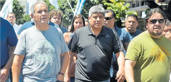  ??  ?? Aliados. El bancario Sergio Palazzo y el camionero Pablo Moyano, ayer en las calles de La Plata.