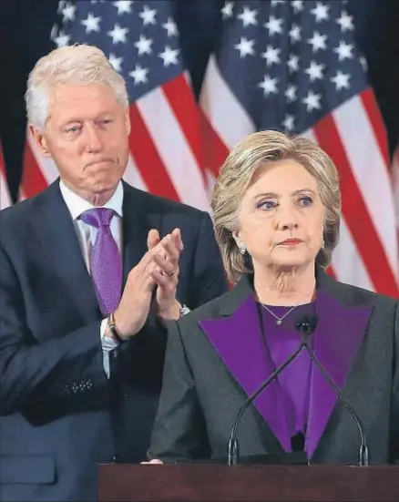  ?? JUSTIN SULLIVAN / AFP ?? Hillary Clinton junto a su marido Bill –ambos con el color morado del dolor– en el discurso de ayer