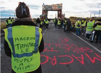  ?? (PASCAL GUYOT/AFP) ?? Des «gilets jaunes» bloquant l’accès au dépôt pétrolier de Frontignan dans le sud de la France le lundi 3 décembre 2018.