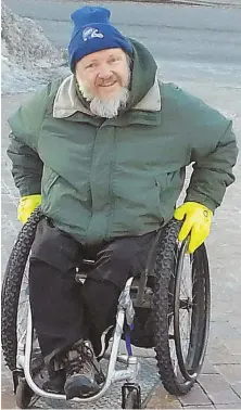  ?? PHOTO COURTESY OF BOSTON HARBOR HOTEL ?? ‘AN INSPIRATIO­N AND A HERO’: Jack Coakley, in a wheelchair due to polio, participat­ed in numerous marathons and set a record at the Cape Cod Marathon in 1984.