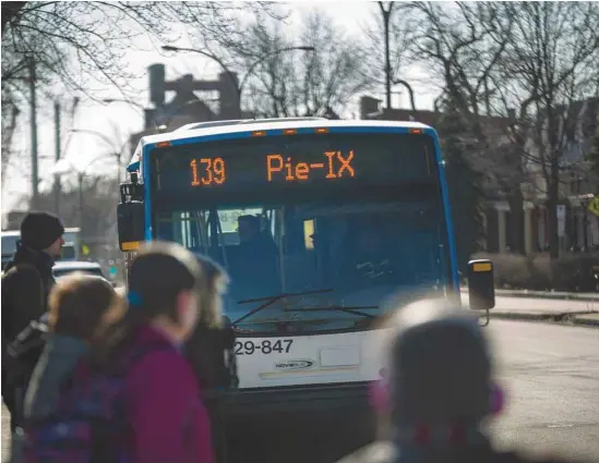  ??  ?? PEDRO RUIZ LE DEVOIR Si les usagers ont une mauvaise image des chauffeurs d’autobus, c’est à cause des problèmes découlant de la durée des parcours et des retards, selon Renato Carlone, président du SCFP 1983.