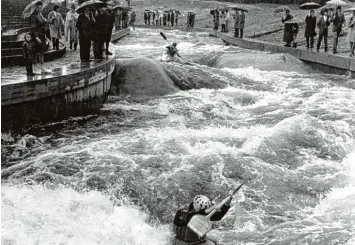  ?? Archivfoto­s: Fred Schöllhorn ?? Anfang der 70er Jahre war der Augsburger Eiskanal nach nur einem Jahr Bauzeit fertiggest­ellt. Die Erstbefahr­ung war eine Ehre für Karl Heinz Englet (vorne) und Horst Woppowa. „Das Wasser brodelt und pulsiert. Welch neues Fahrgefühl. Eine völlig neue...