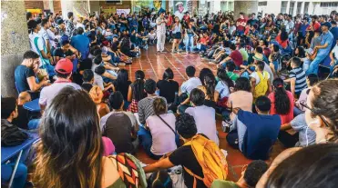  ?? JESúS RICO Y JOSEFINA VILLARREAL ?? Decena de estudiante­s escuchan a un líder de la protesta durante la asamblea realizada ayer en UA.