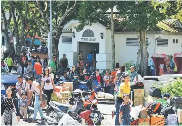  ??  ?? Crowd spilling over to the Sibu Rajang Esplanade.