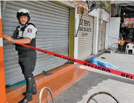  ??  ?? Crimen de un policía auxiliar en Acapulco, Guerrero.