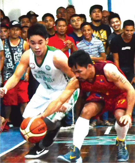  ?? MACKY LIM ?? STEAL. Aljun Melecio of The Royal Mandaya Hotel-De La Salle University (TRMH-DLSU) steals the ball from Senator Manny Pacquiao of Pacman Warriors during the opening game of the 80th Araw ng Dabaw Commercial Invitation­al Basketball Tournament at the Almendras Gym Davao City Recreation Center yesterday.