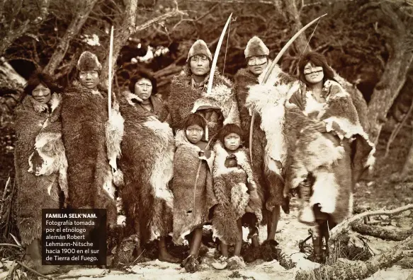  ?? PEDRO GODOY / ADOC-PHOTOS / ALBUM ?? FAMILIA SELK’NAM. Fotografía tomada por el etnólogo alemán Robert Lehmann-nitsche hacia 1900 en el sur de Tierra del Fuego.