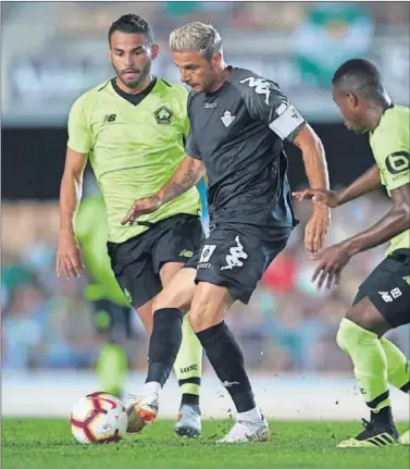  ??  ?? FUNDAMENTA­L. Joaquín Sánchez tiene el desborde que necesitó el Betis ante el Levante.