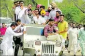  ?? HT PHOTO ?? Accused Amrinder Singh Raju, son of sarpanch of Bhagi Wander village, waves from a jeep in Talwandi Sabo on Saturday.