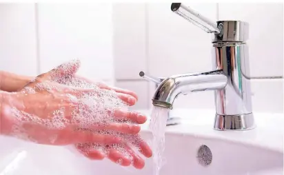  ?? FOTO: INGA KJER/DPA ?? Gutes Händewasch­en braucht etwas Zeit – und Seife.