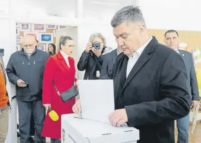  ?? EFE ?? El presidente de Croacia y candidato a primer ministro, Zoran Milanovic, votando en Zagreb